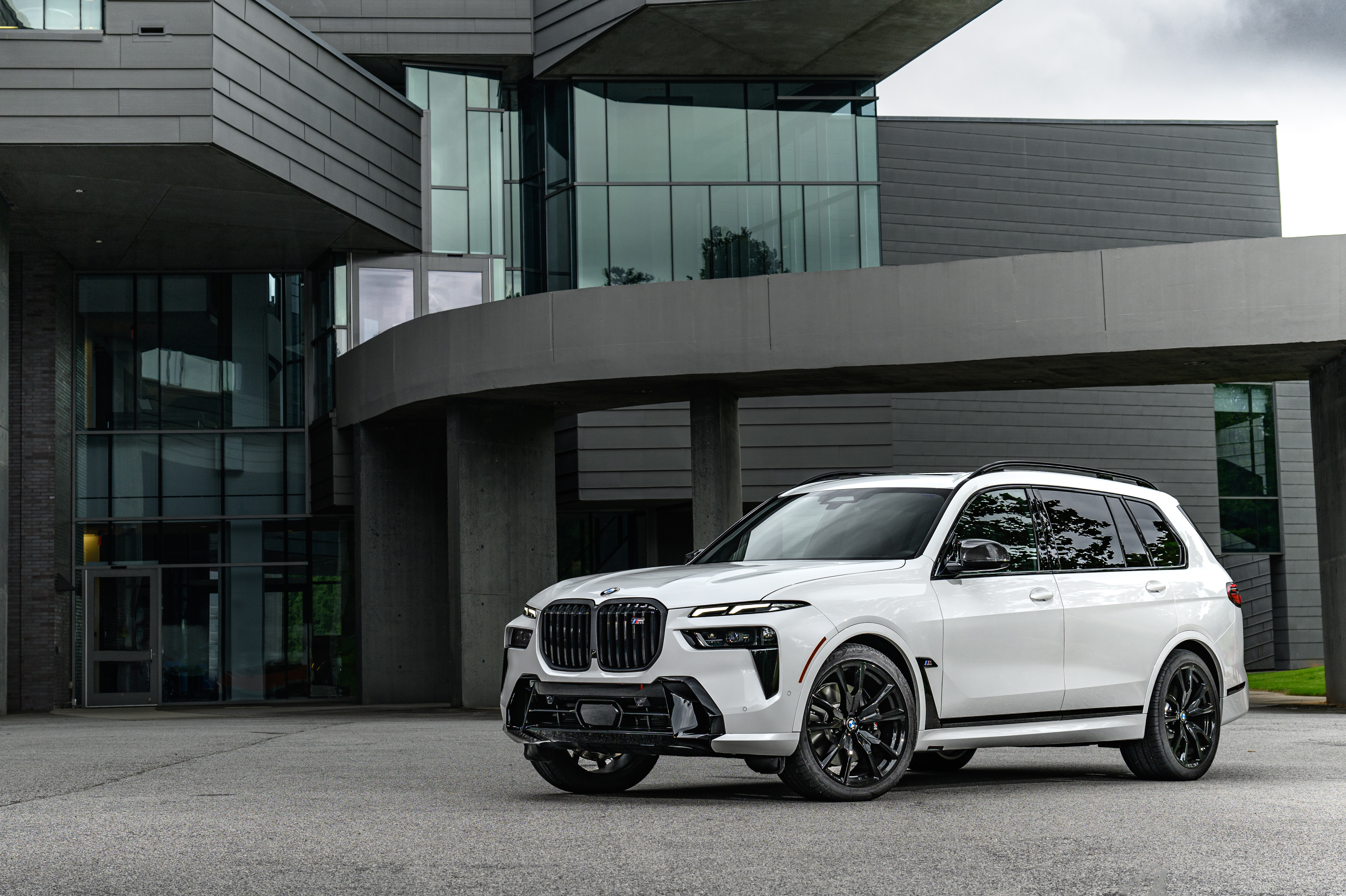 P90486896_highRes_the-new-bmw-x7-on-lo